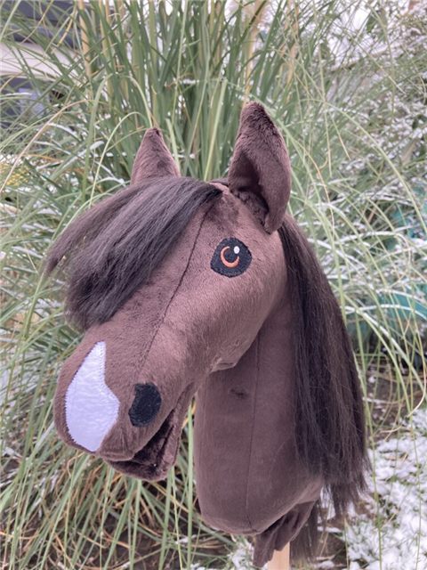 Hobby horse Twix, bruin met kleine snep